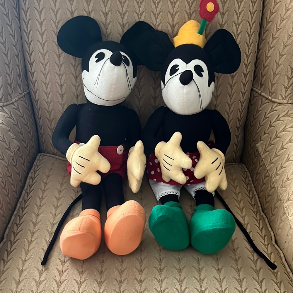 Metro pose-able Mickey and Minnie Mouse
